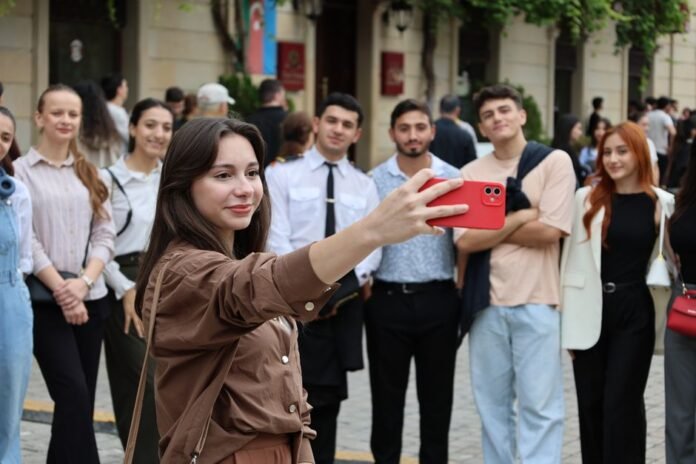 Gençler ve Sosyal Medya: Kısıtlama Tartışmaları Nereye Gidiyor?