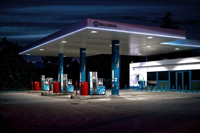 Petrol Fiyatları Hürmüz Belirsizliğiyle Yükseldi: Piyasalar Enflasyon Verisine Odaklandı